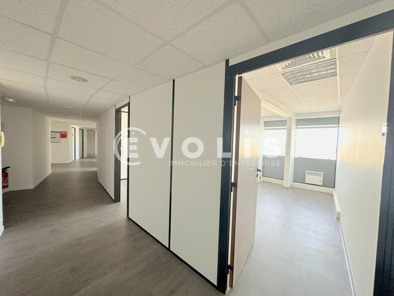 Office in Bordeaux for lease - Interior Photo - Image 2 of 7