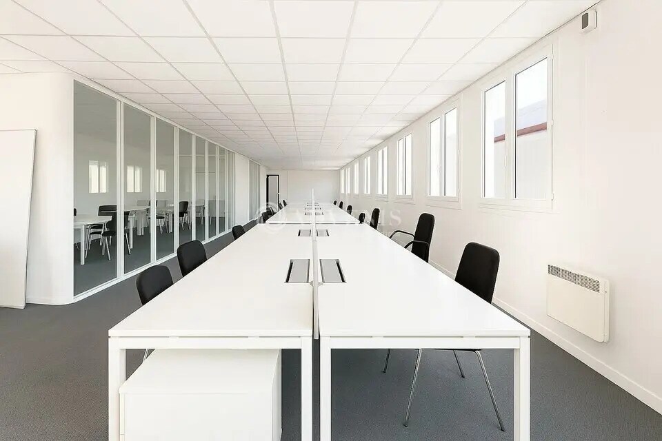Office in Montrouge for lease Interior Photo- Image 1 of 7