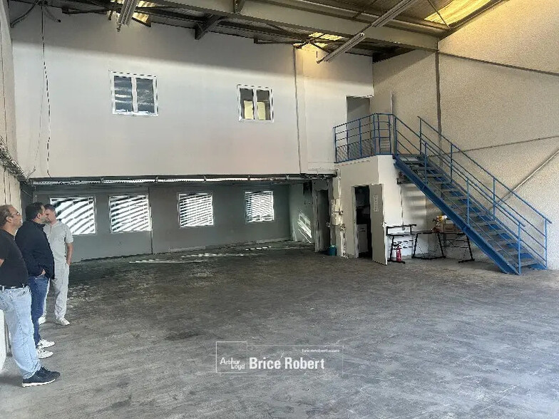 Flex in Brignais for lease - Interior Photo - Image 3 of 6