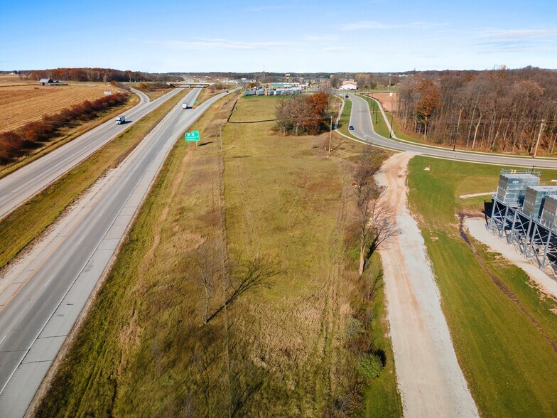 121 Bohemia Dr, Denmark, WI à vendre - Photo du bâtiment - Image 2 de 11