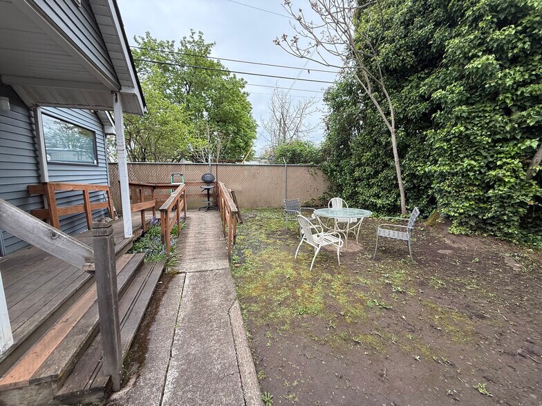 215 S 19th St, Springfield, OR à louer - Photo du bâtiment - Image 3 de 11