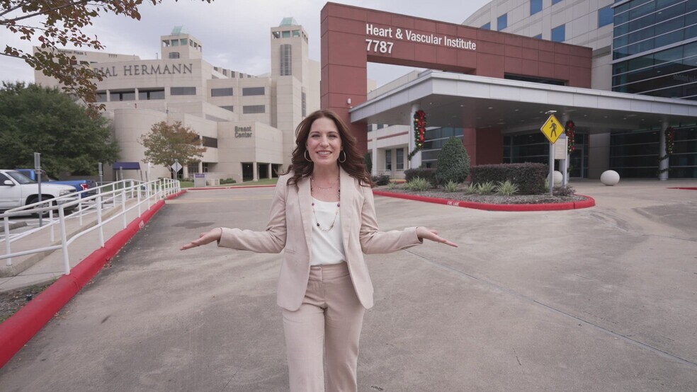 7737 Southwest Fwy, Houston, TX à louer - Vidéo sur l’inscription commerciale - Image 2 de 20