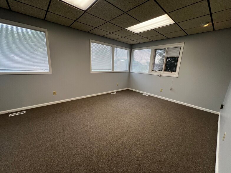 1000 Ohio Pike, Cincinnati, OH à louer - Photo du bâtiment - Image 3 de 33