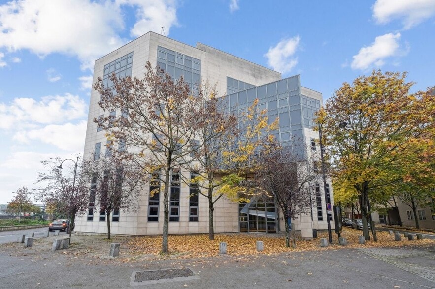 6-8 Rue Eugène Et Armand Peugeot, Rueil-Malmaison for lease - Building Photo - Image 1 of 8