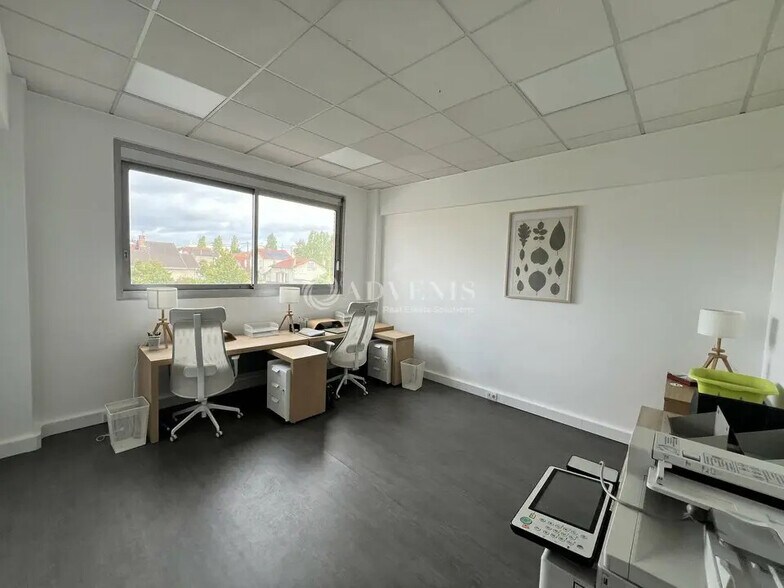 Office in Conflans-Sainte-Honorine for lease - Interior Photo - Image 1 of 12