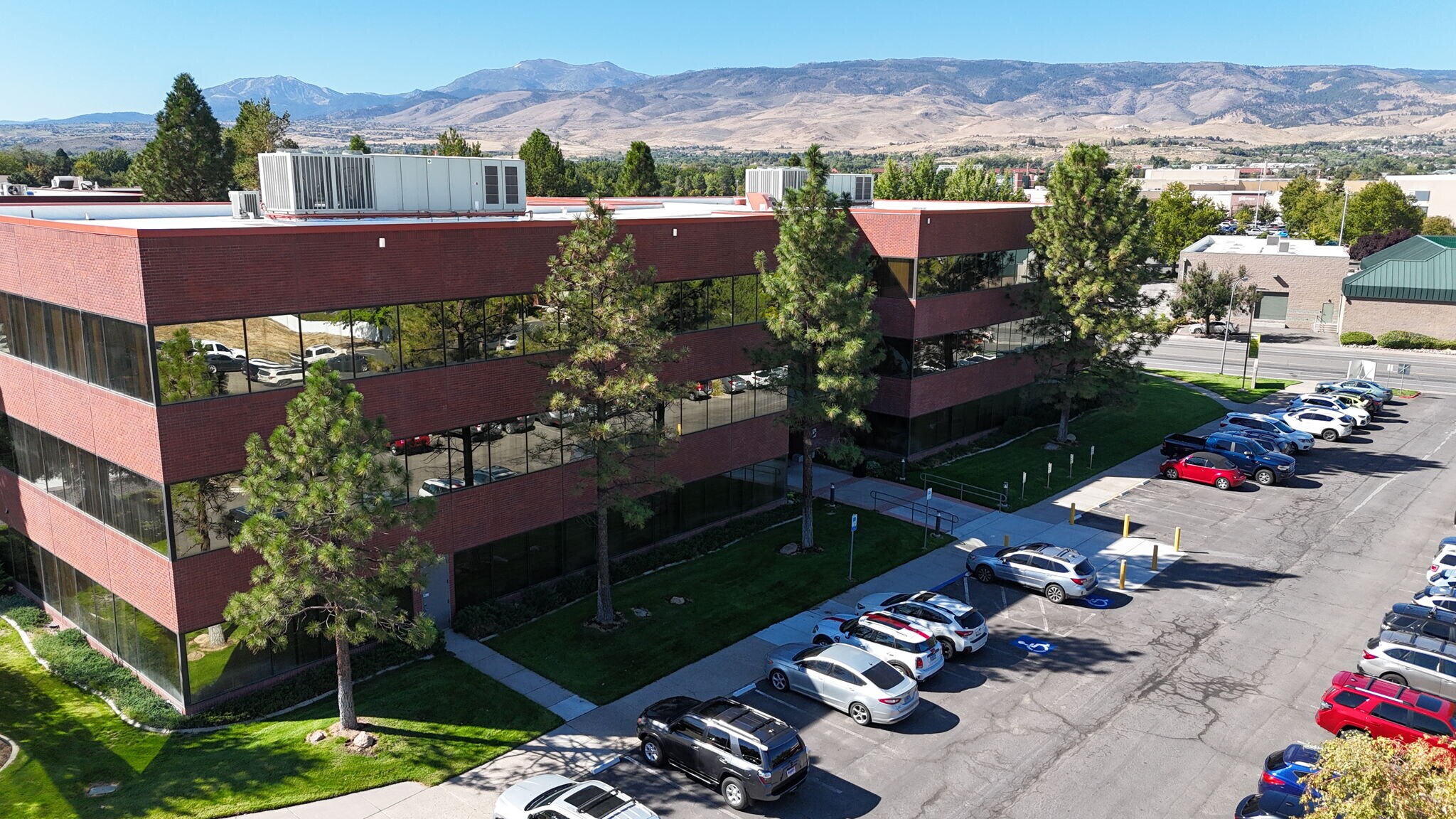 5250 Neil Rd, Reno, NV à louer Photo du bâtiment- Image 1 de 4