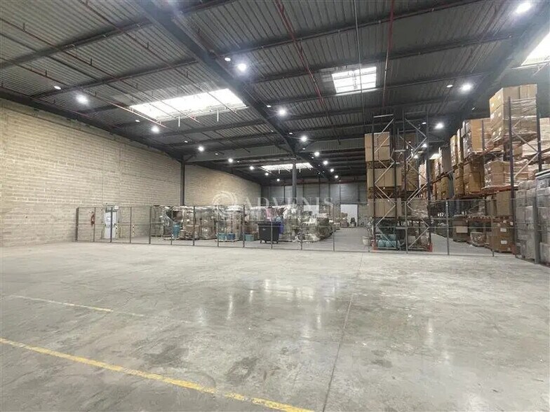 Industrial in Stains for lease - Building Photo - Image 3 of 9