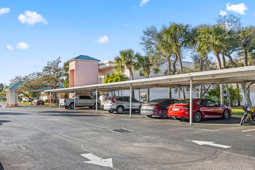 2300 5th Ave, Vero Beach, FL à louer - Photo du bâtiment - Image 3 de 6