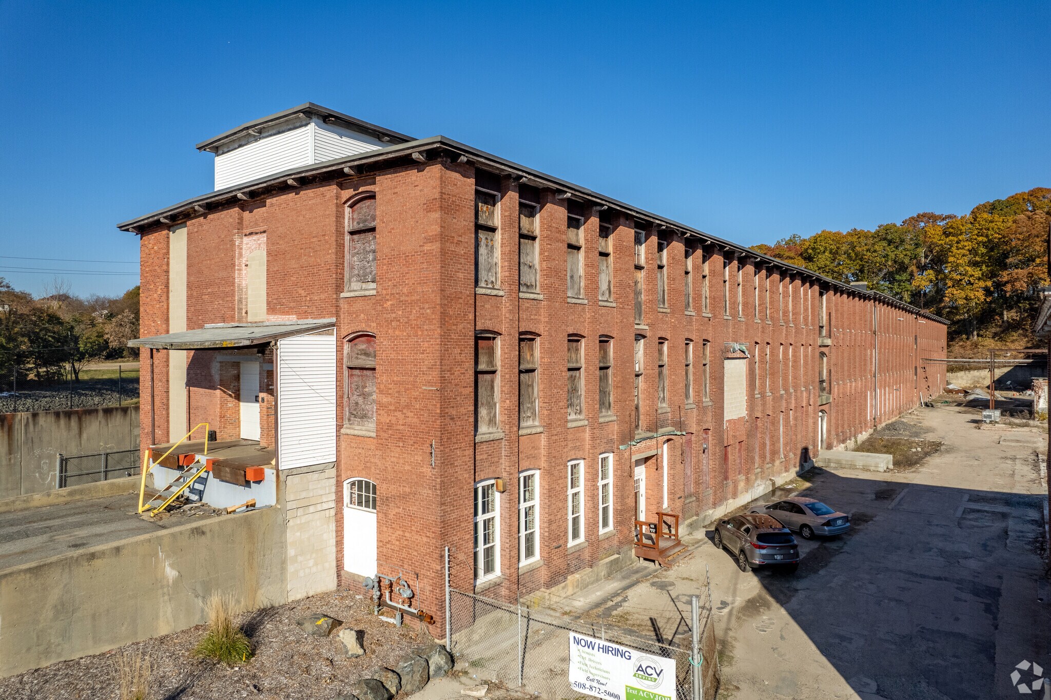 292 E School St, Woonsocket, RI à louer Photo principale- Image 1 de 9