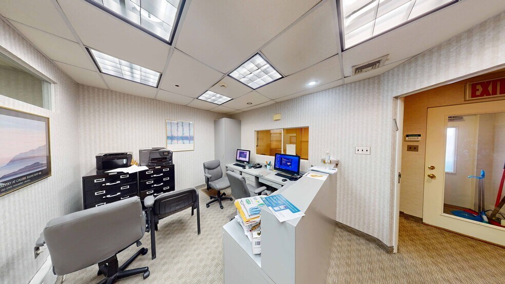 1718 E 17th St, Brooklyn, NY à louer - Photo du bâtiment - Image 2 de 17