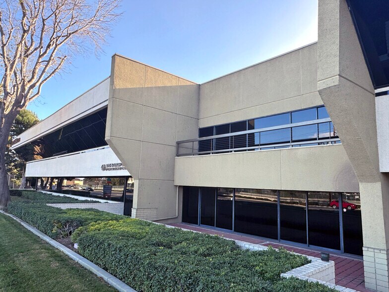 17701 Cowan, Irvine, CA à vendre - Photo du bâtiment - Image 2 de 6