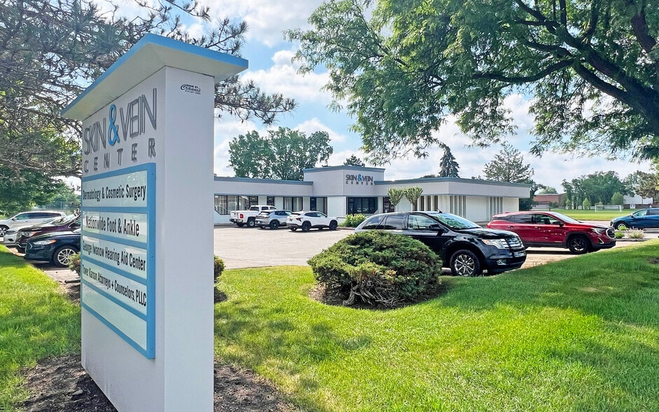 10982-10992 Middlebelt Rd, Livonia, MI for sale - Building Photo - Image 2 of 10