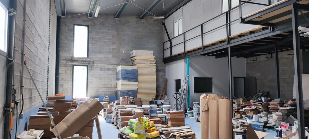 Office in Saint-Pierre-du-Perray for lease - Interior Photo - Image 3 of 7