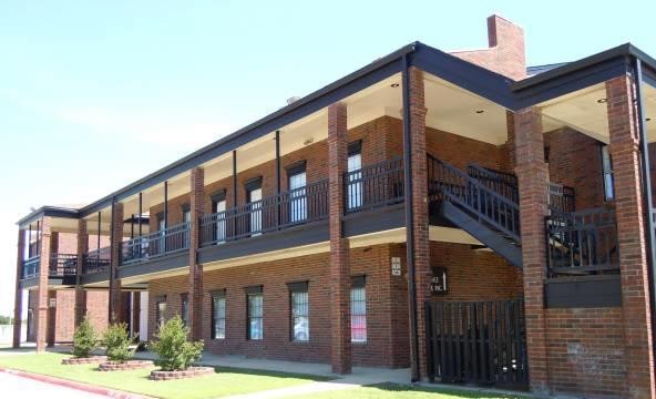 337 Oaks Trl, Garland, TX for lease Primary Photo- Image 1 of 69