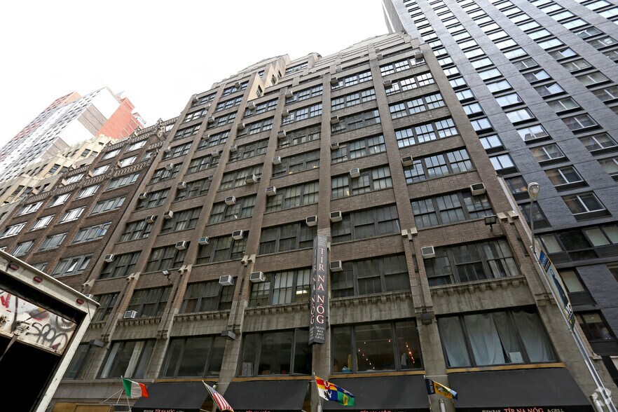 315-321 W 39th St, New York, NY à louer - Photo du bâtiment - Image 3 de 5