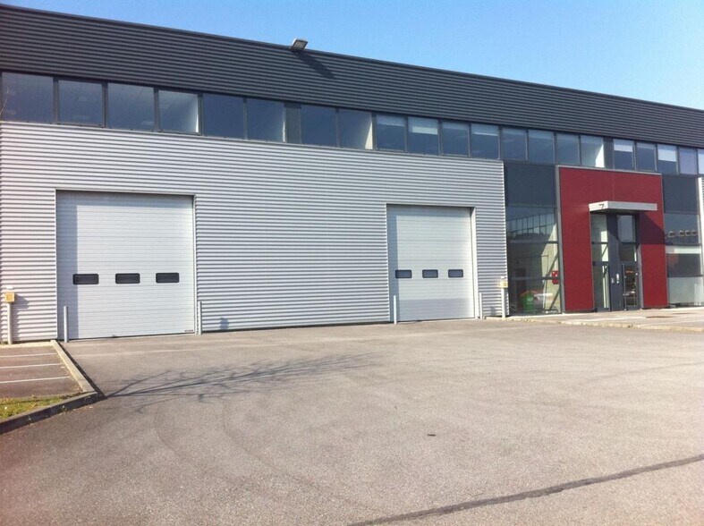 Flex dans Élancourt à louer - Photo du bâtiment - Image 2 de 4
