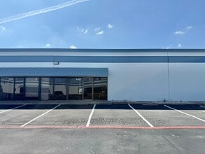 2601-2621 Aero Dr, Grand Prairie, TX à louer Photo du bâtiment- Image 1 de 10