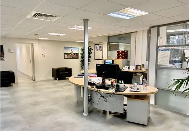 Office in Saint-Cloud for lease - Interior Photo - Image 1 of 7