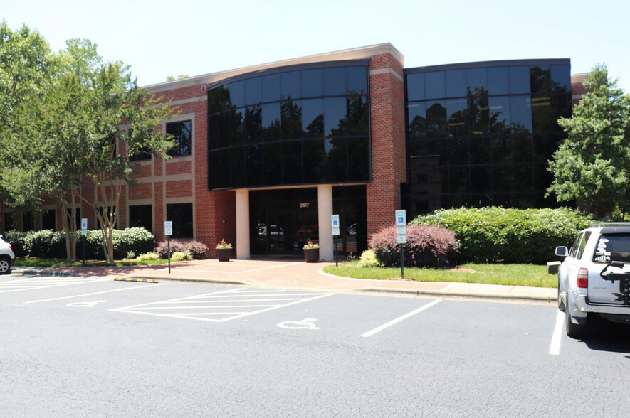 2417 Atrium Dr, Raleigh, NC à louer - Photo du bâtiment - Image 1 de 7