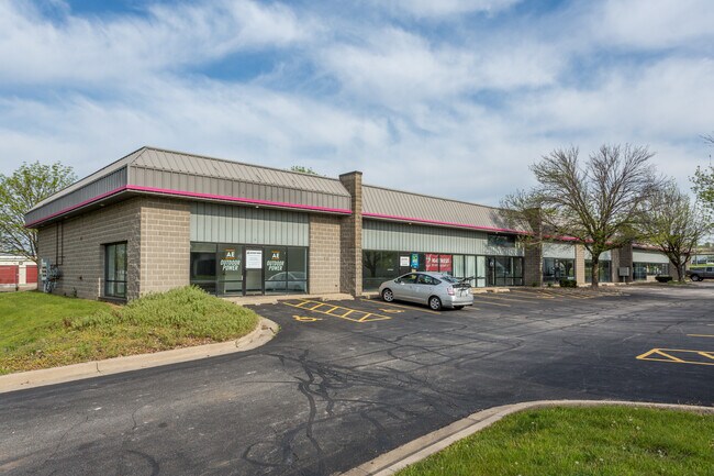 Plus de détails pour 10095 Hickman Ct, Clive, IA - Local d'activités à louer