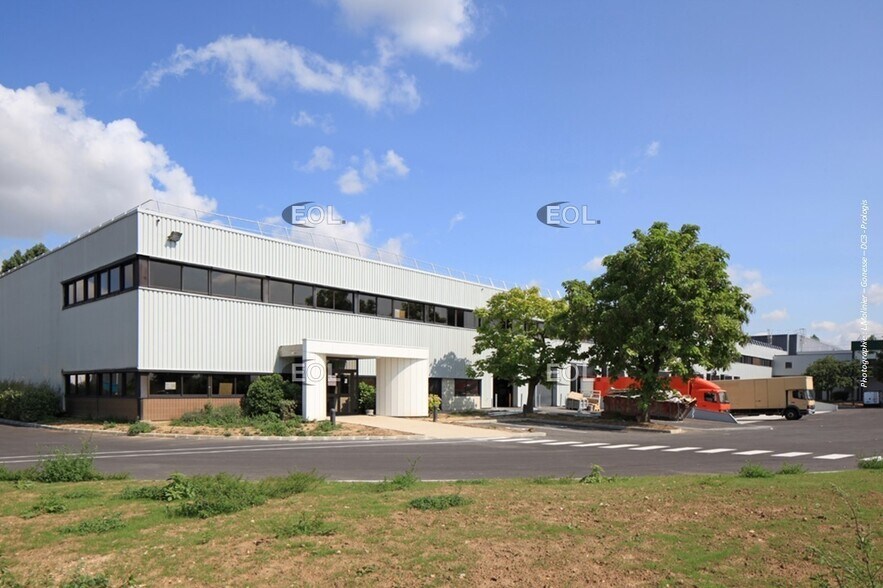 Industrial in Gonesse for lease - Building Photo - Image 2 of 5