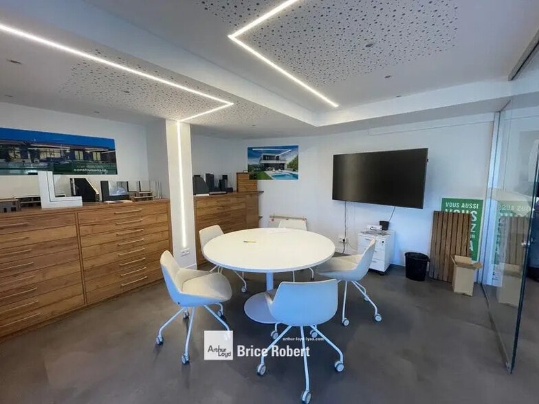 Retail in Champagne-au-Mont-d'Or for lease - Interior Photo - Image 3 of 5