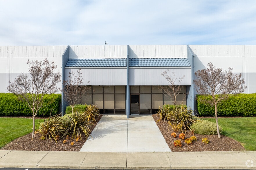 1740-1760 Enterprise Blvd, West Sacramento, CA for lease - Building Photo - Image 2 of 10
