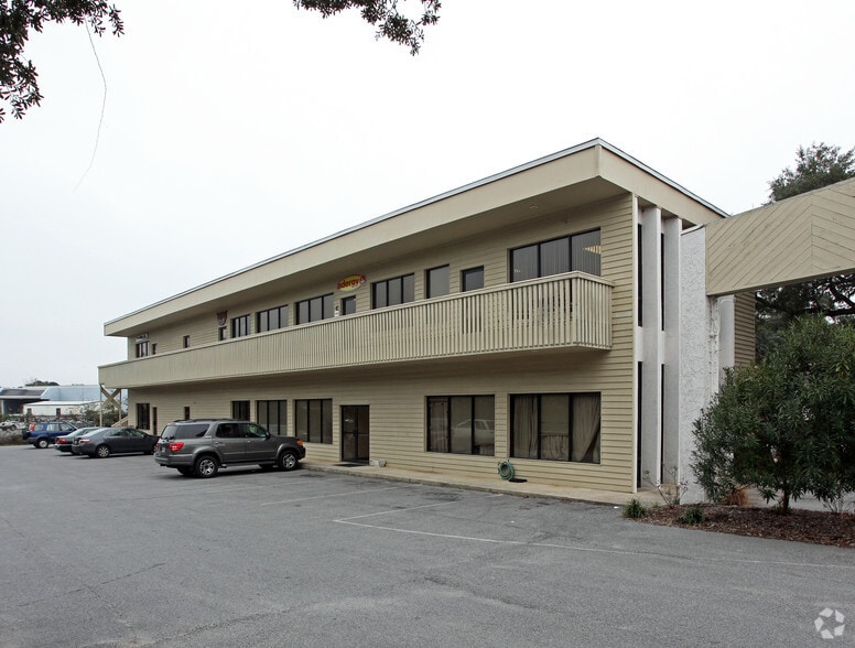 14 Live Oak St, Gulf Breeze, FL for lease - Building Photo - Image 1 of 11