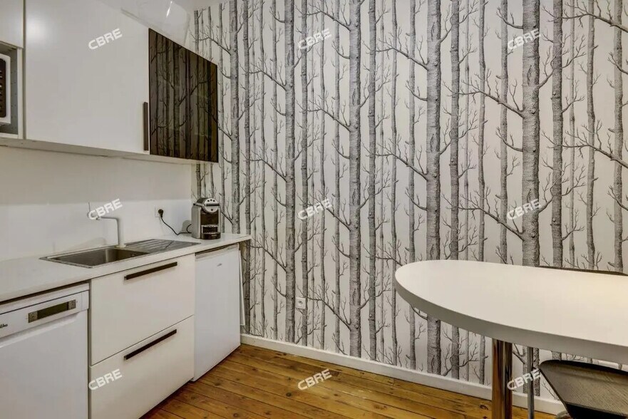 Office in Bordeaux for lease - Interior Photo - Image 2 of 9