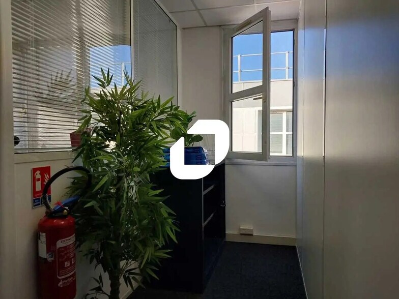 Office in Montpellier for lease - Interior Photo - Image 2 of 12