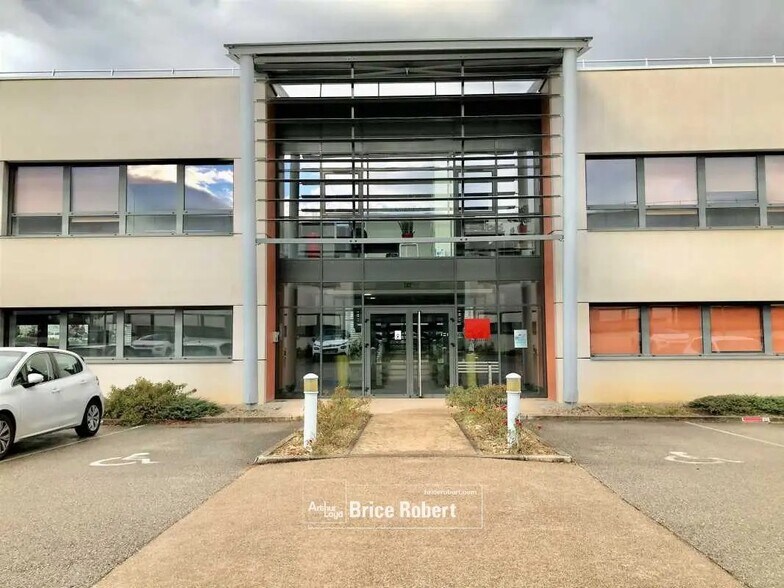 Office in Saint-Priest for lease - Building Photo - Image 3 of 6