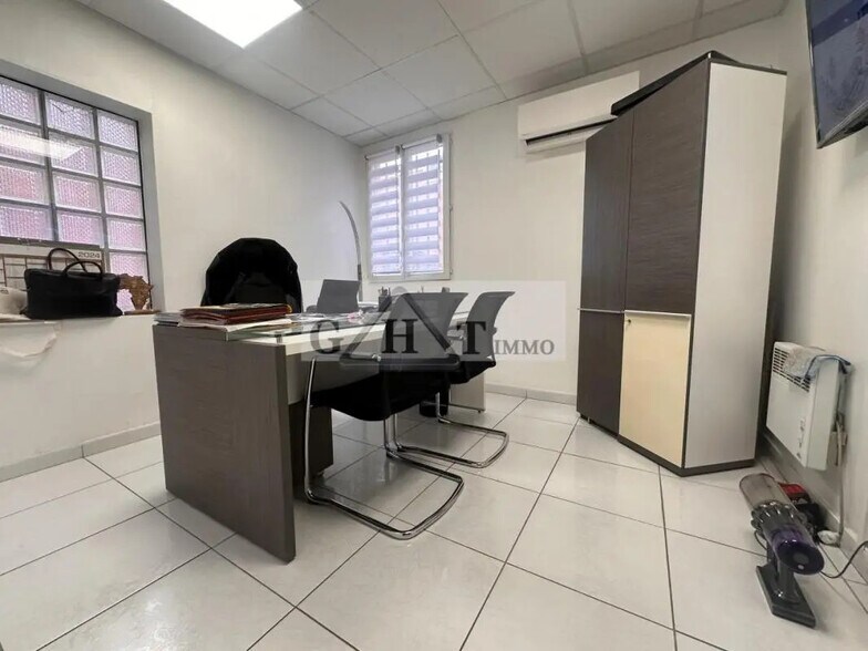 Retail in Créteil for lease - Interior Photo - Image 2 of 5