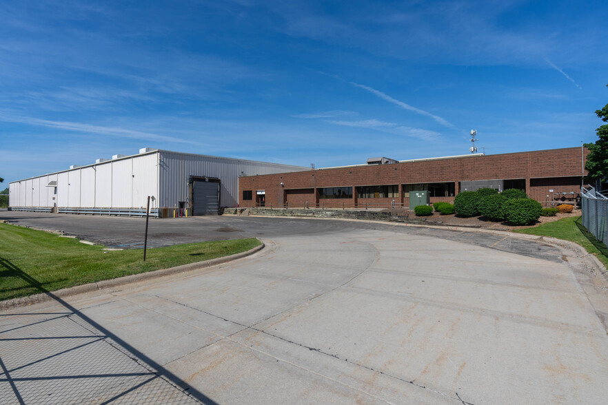 5400 Perry Dr, Waterford, MI for lease - Building Photo - Image 2 of 35