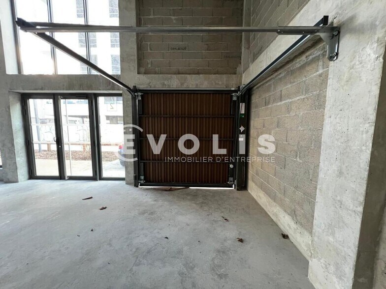 Flex in Lyon for lease - Building Photo - Image 2 of 26