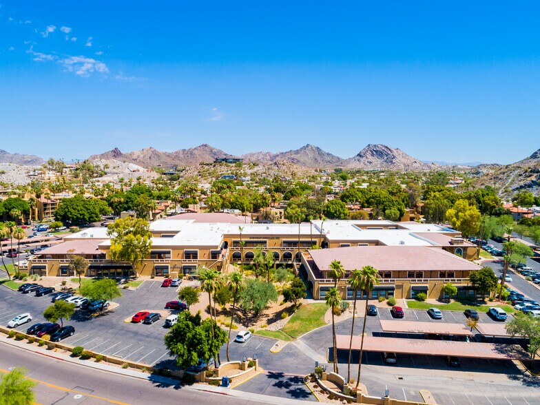 7500 N Dreamy Draw Dr, Phoenix, AZ à louer - Photo du bâtiment - Image 2 de 3