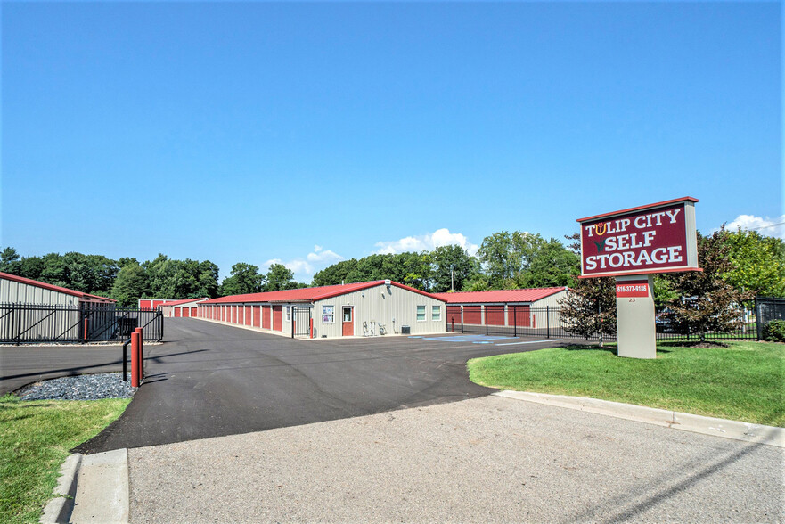 Tulip City / M40 Self Storage - UPDATED portfolio of 2 properties for sale on LoopNet.ca - Building Photo - Image 3 of 19