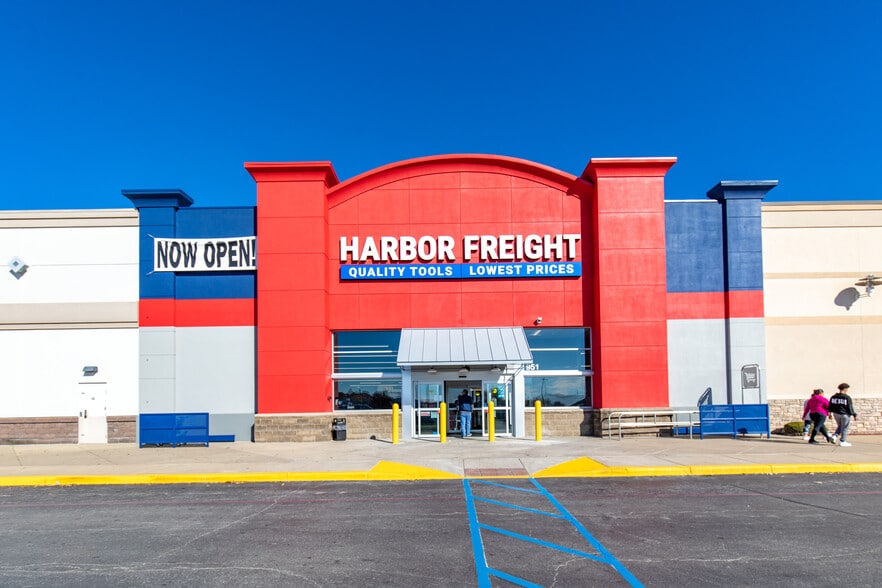 951 E Lewis and Clark Pky, Clarksville, IN for lease - Building Photo - Image 3 of 7