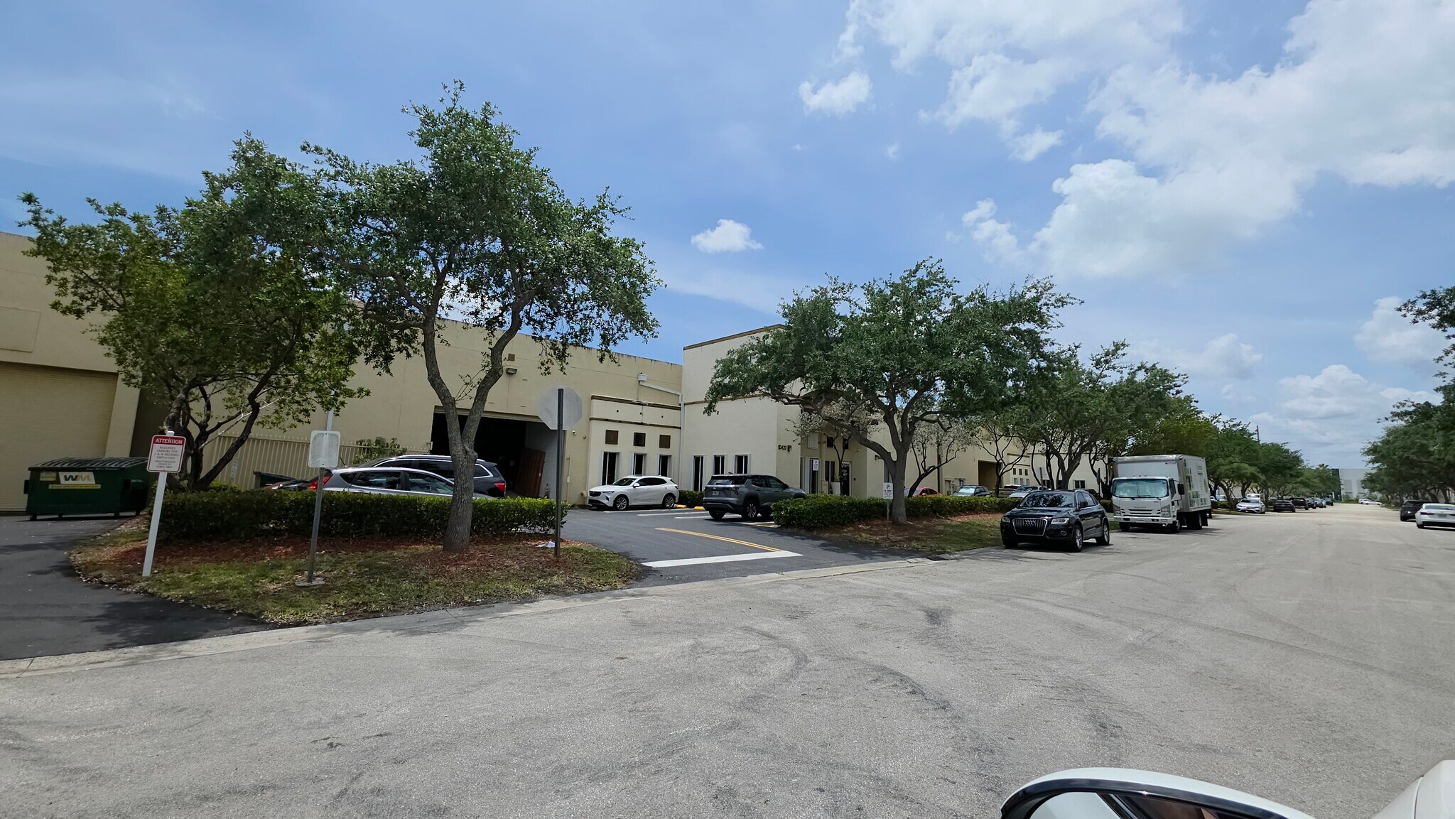 10420 NW 37th Ter, Miami, FL à vendre Photo du bâtiment- Image 1 de 26