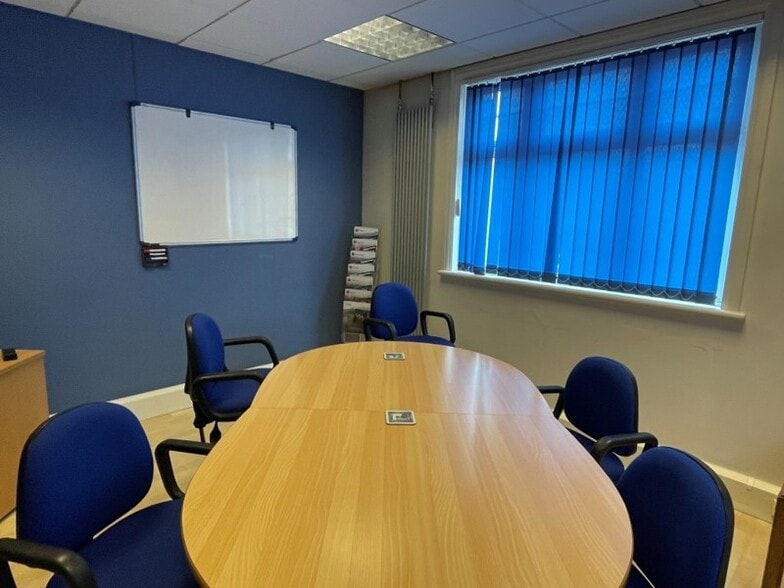 102 High St, Berkhamsted for sale - Interior Photo - Image 2 of 10