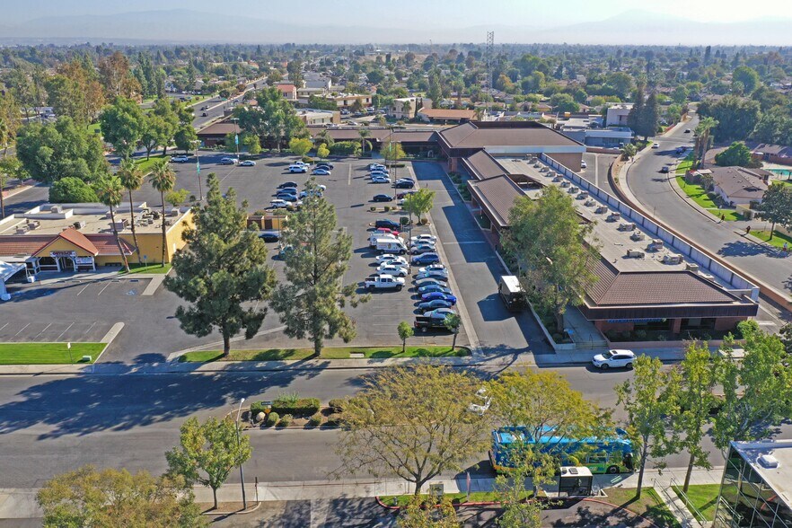 4823 Stockdale Hwy, Bakersfield, CA à louer - Photo du bâtiment - Image 1 de 11