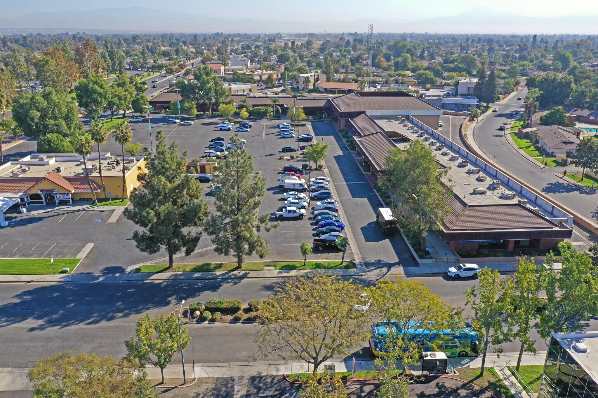 4823 Stockdale Hwy, Bakersfield, CA à louer Photo du bâtiment- Image 1 de 12