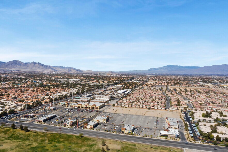 8500-8540 W Desert Inn Rd, Las Vegas, NV à louer - Photo du bâtiment - Image 2 de 7