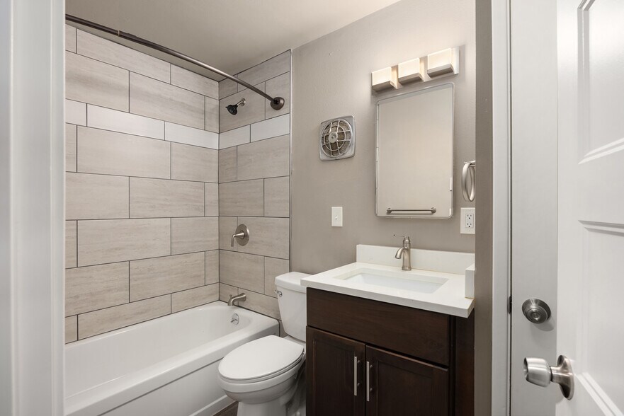 5416 S M St, Tacoma, WA à vendre - Photo du bâtiment - Image 2 de 10