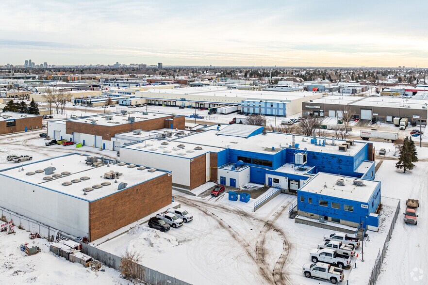 15810 114th Ave NW, Edmonton, AB à louer - Aérien - Image 2 de 5