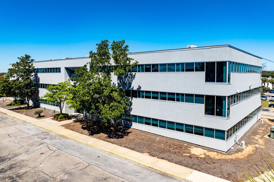 Quietwater Business Park portefeuille de 6 propriétés à vendre sur LoopNet.ca - Photo principale - Image 1 de 6