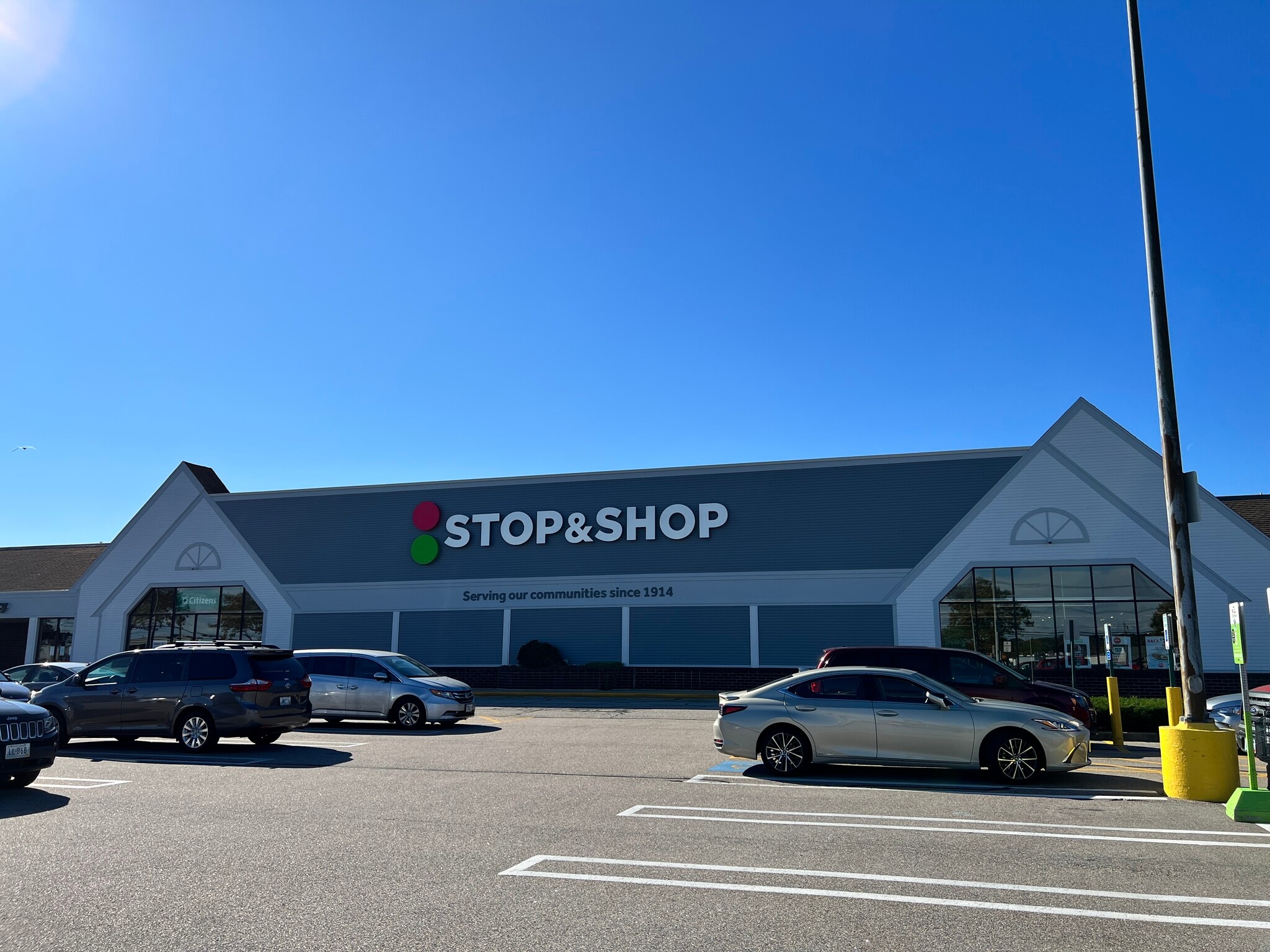 1360 W Main Rd, Middletown, RI for lease Building Photo- Image 1 of 2