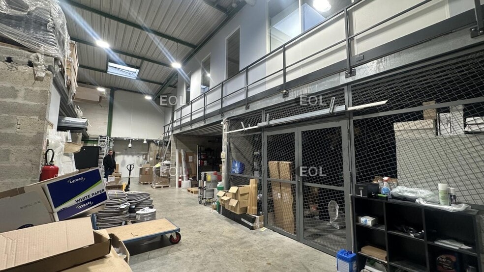 Flex in Saint-Thibault-des-Vignes for lease - Interior Photo - Image 3 of 3