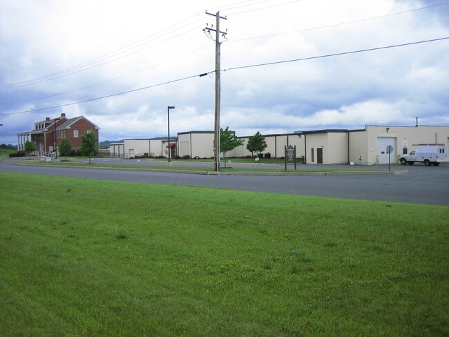 Plus de détails pour 1200 Corporate Blvd, Lancaster, PA - Local d'activités à louer
