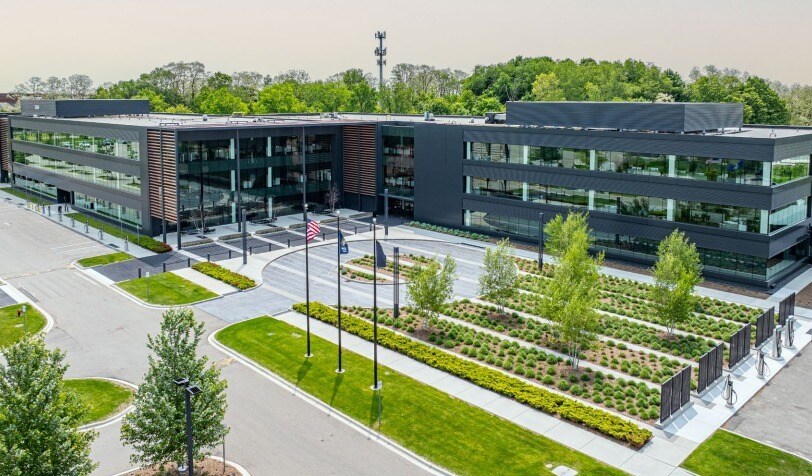 35555 W 12 Mile Rd, Farmington Hills, MI à louer - Photo du bâtiment - Image 2 de 14