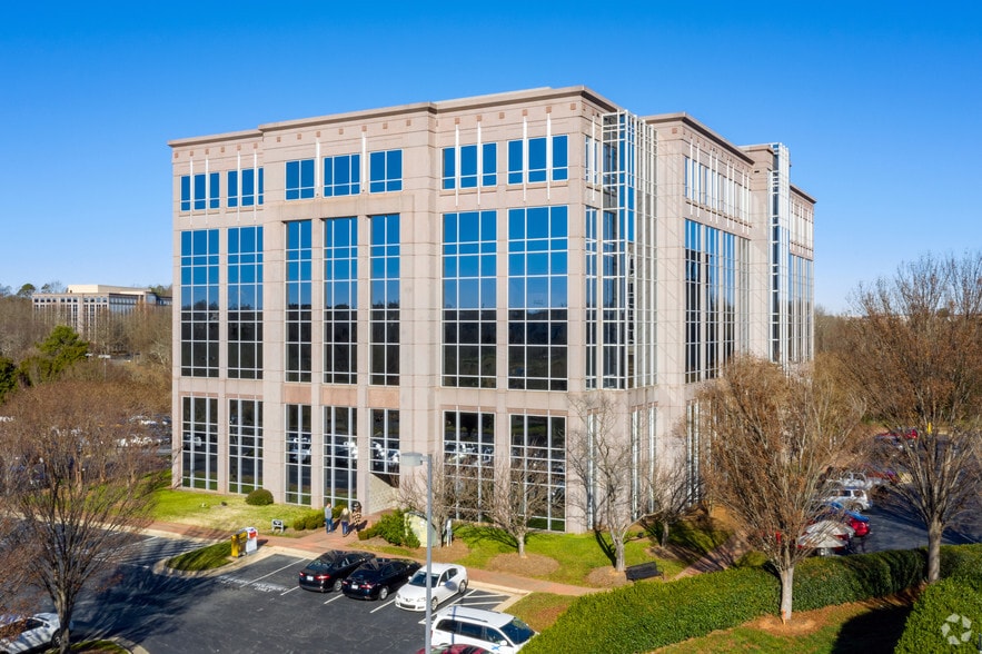 2815 Coliseum Centre Dr, Charlotte, NC à louer - Photo du bâtiment - Image 3 de 14